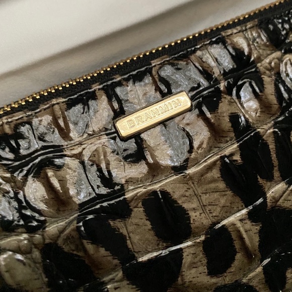 NWT Brahmin Snow Leopard Daisy Wristlet/Cosmetic - Picture 2 of 6